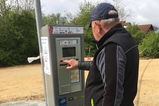 Günter Brechtl, Verein für Naherholung, testet den Parkautomaten am nördlichen Parkplatz.