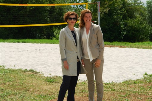 Landrätin Tanja Schweiger (rechts) und Geschäftsführerin Elisabeth Sojer-Falter vor dem neu angelegten Beachvolleyballfeld im Südosten des Guggenberger Hauptsees