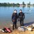 Freiwillige Helfer säubern den Seegrund nahe den Uferzonen des Guggenberger Sees