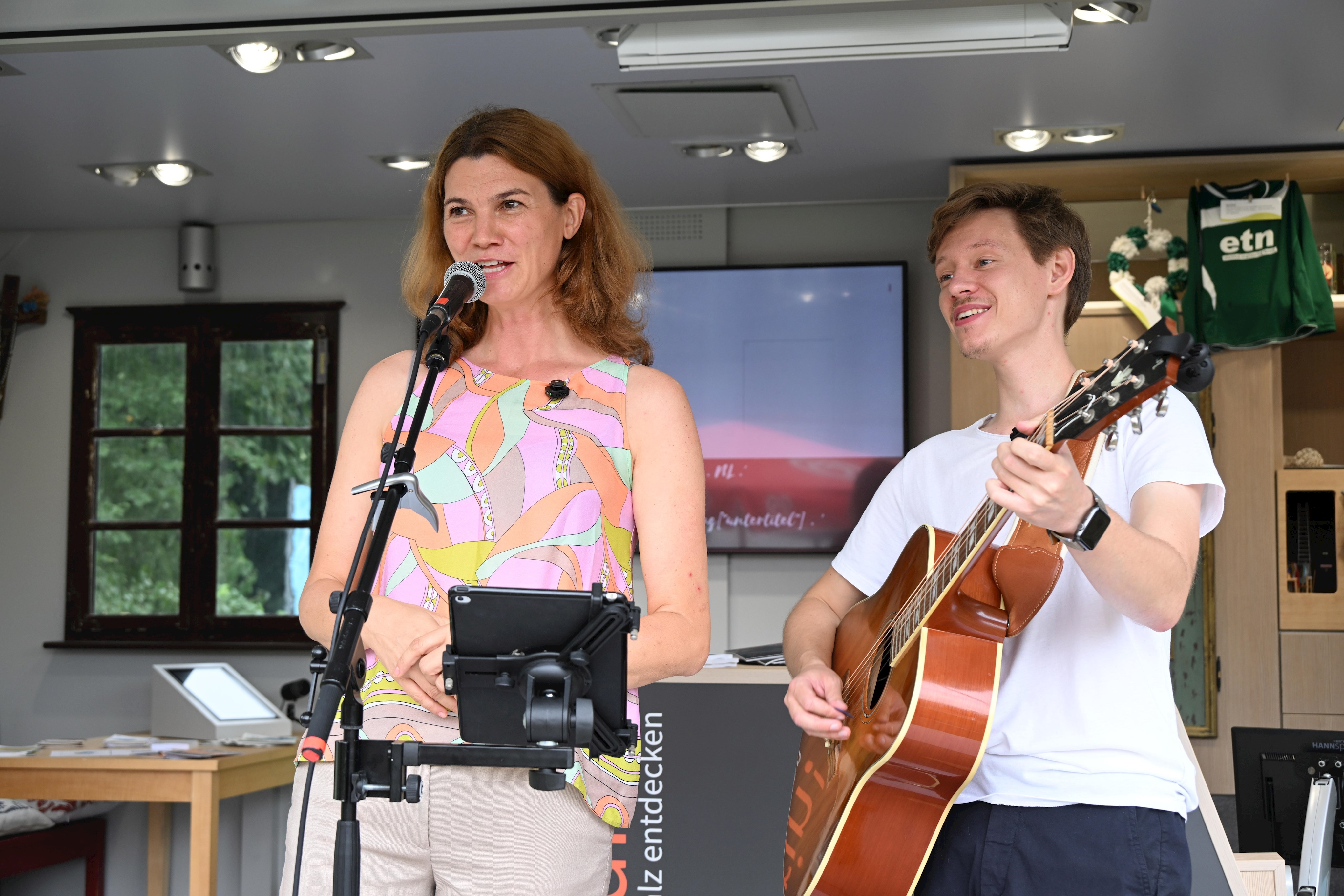 Landrätin Tanja Schweiger und Sänger Michael Lex im Heimatmobil