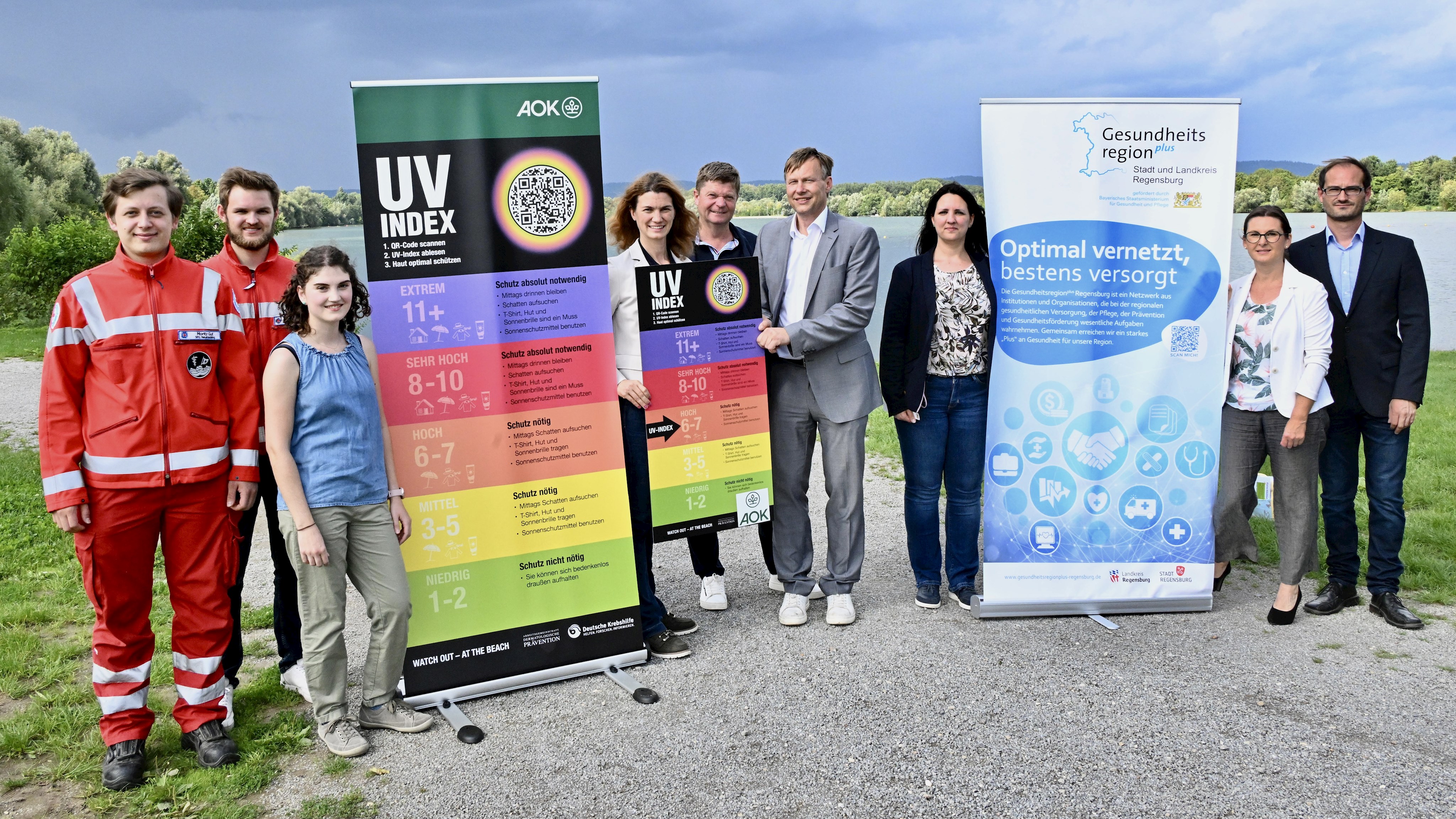 10 Personen mit einer UV-Index-Tafel